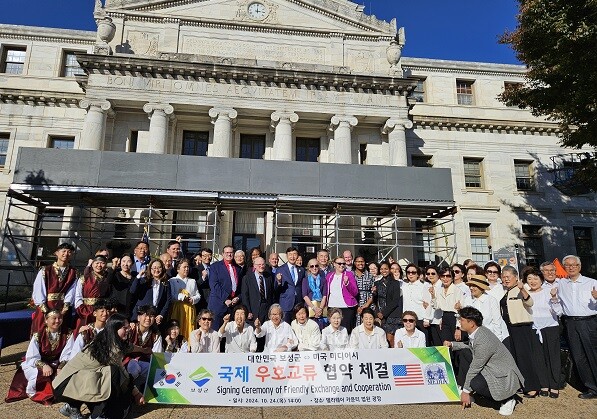 보성군 김철우 군수와 미디어시 밥 맥마흔 시장이 우호교류 협약을 체결하고 있다.