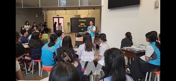 대만 학생들에게 발표하는 광주학생들