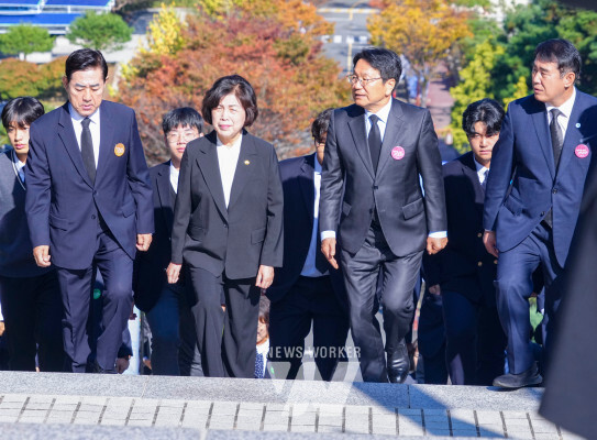 강기정 광주시장이 3일 오전 서구 화정동 학생독립운동기념탑에서 열린 '제95주년 학생독립운동 기념식'에 참석해 강정애 국가보훈부 장관과 기념식장으로 이동하며 대화를 나누고 있다./광주광역시 제공
