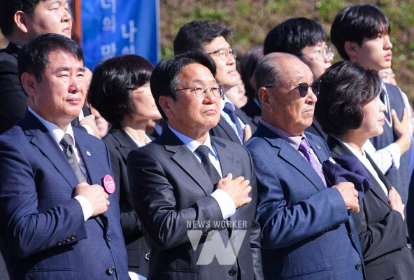 강기정 광주시장이 3일 오전 서구 화정동 학생독립운동기념탑에서 열린 '제95주년 학생독립운동 기념식'에 참석해 강정애 국가보훈부 장관, 이정선 광주교육감, 애국지사 등 참석자들과 국민의례를 하고 있다./광주광역시 제공