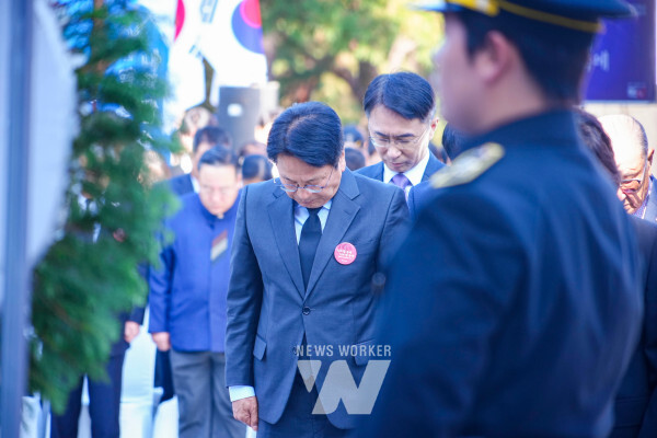 강기정 광주시장이 3일 오전 서구 화정동 학생독립운동기념탑에서 열린 '제95주년 학생독립운동 기념식'에 참석해 강정애 국가보훈부 장관, 이정선 광주교육감, 애국지사 등 참석자들과 참배하고 있다./광주광역시 제공