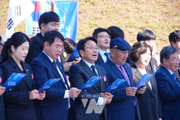 강기정 광주시장이 3일 오전 서구 화정동 학생독립운동기념탑에서 열린 '제95주년 학생독립운동 기념식'에 참석해 강정애 국가보훈부 장관, 이정선 광주교육감, 애국지사 등 과 '학생의 날' 노래를 제창하고 있다./광주광역시 제공