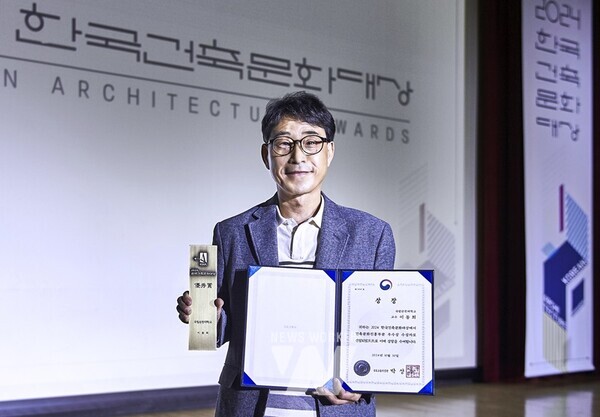 국립순천대학교(총장 이병운) 건축학부 이동희 교수가 2024 한국건축문화대상 국토교통부장관상(건축문화진흥 부문)을 받았다.