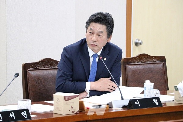 이철 부의장이 대변인실 행정사무감사에서 발언을 하고 있다