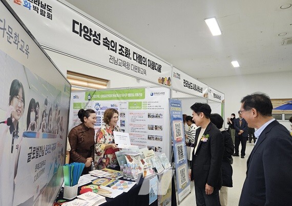김대중 전라남도교육감이 ‘2024 이중언어 페스티벌’ 홍보 부스를 둘러보고 있다.