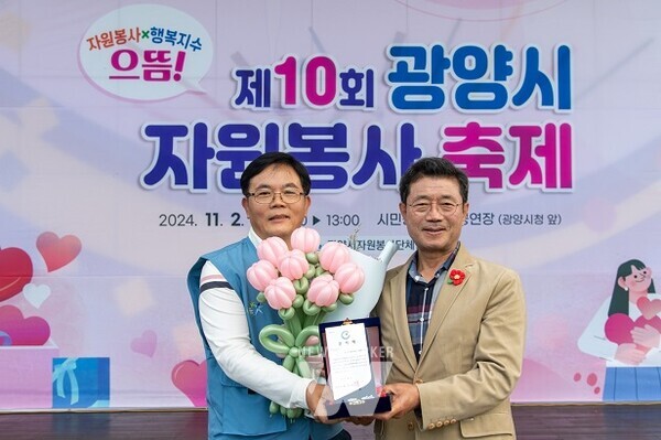 광양제철소 재능봉사단이 그간의 공로를 인정받아 감사패를 수상했다. (좌)송화섭 하늬바람 풍선아트 재능봉사단장 (우)정인화 광양시장