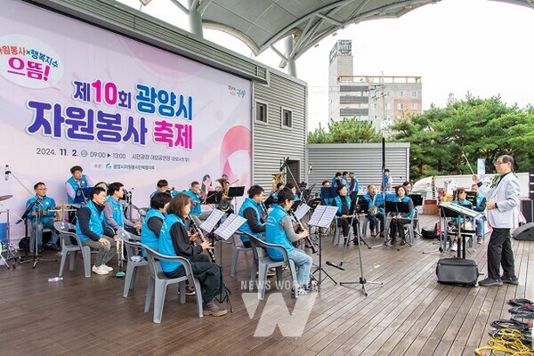 광 양제철소 포에버 오케스트라 재능봉사단이 시민들을 위한 아름다운 하모니를 연주하고 있다