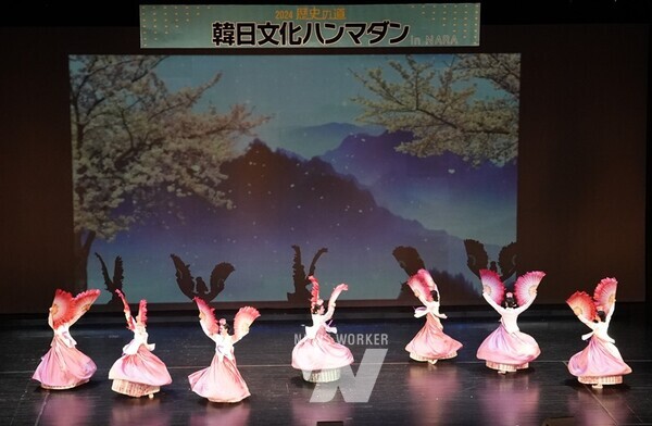 전라남도가 지난 3일까지 이틀간 일본 나라현과 오사카시에서 열린 한일우호증진 문화축제에서 전남의 전통문화·관광을 알리는 등 한일 간 우호 증진 활동을 펼쳤다.
