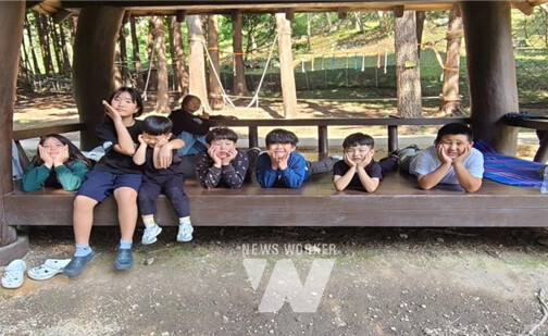 진도군에서 농번기에 주말 동안 영유아를 안심하고 맡긴 후 영농에 종사할 수 있도록 아이 돌봄 방을 설치·운영한 ‘보배섬 오손도손(대표 김진아)’이 육아 공백을 해소하는 데 크게 이바지하고 있다.