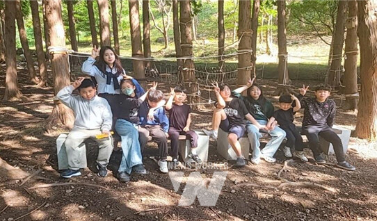 진도군에서 농번기에 주말 동안 영유아를 안심하고 맡긴 후 영농에 종사할 수 있도록 아이 돌봄 방을 설치·운영한 ‘보배섬 오손도손(대표 김진아)’이 육아 공백을 해소하는 데 크게 이바지하고 있다.