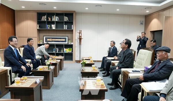 김영록 전라남도지사가 4일 전남동부지역본부 팔마사랑방에서 여순사건 유족회장단과 면담을 하고 있다