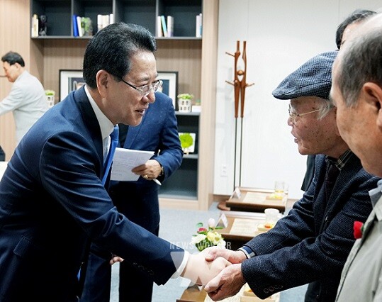 김영록 전라남도지사가 4일 전남동부지역본부 팔마사랑방에서 여순사건 유족회장단과 인사를 나누고 있다