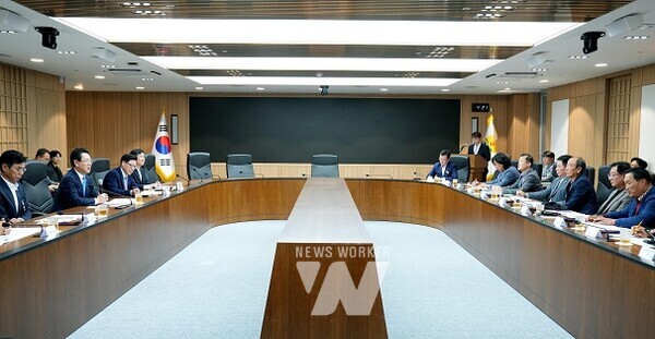 김영록 전라남도지사가 4일 전남동부지역본부 나철실에서 동복천댐 주민의견수렴회 관련 주민 면담을 하고 있다.