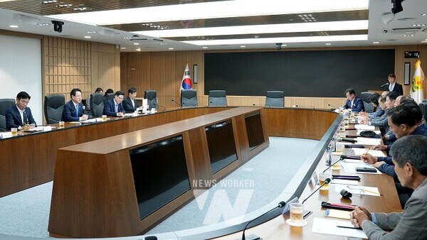 김영록 전라남도지사가 4일 전남동부지역본부 나철실에서 동복천댐 주민의견수렴회 관련 주민 면담을 하고 있다.