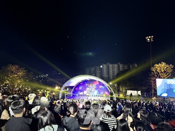 남산공원 야외무대에서 공연을 즐기고 있는 관객들의 모습