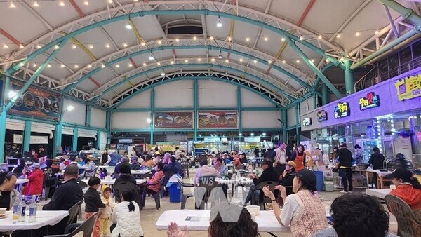 완도군은 전통시장에서 4회에 걸쳐 주말 야시장을 운영했다.