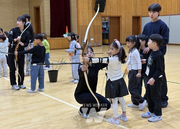 양궁 스타 탁해윤(사회체육학과 3학년)을 비롯한 재학생 8명이 순천율산초등학교 학생들과 함께 양궁 체험과 과학 탐구활동 등 다양한 교육봉사 프로그램을 진행했다