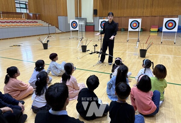 양궁 스타 탁해윤(사회체육학과 3학년)을 비롯한 재학생 8명이 순천율산초등학교 학생들과 함께 양궁 체험과 과학 탐구활동 등 다양한 교육봉사 프로그램을 진행했다