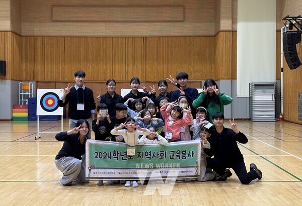 양궁 스타 탁해윤(사회체육학과 3학년)을 비롯한 재학생 8명이 순천율산초등학교 학생들과 함께 양궁 체험과 과학 탐구활동 등 다양한 교육봉사 프로그램을 진행했다