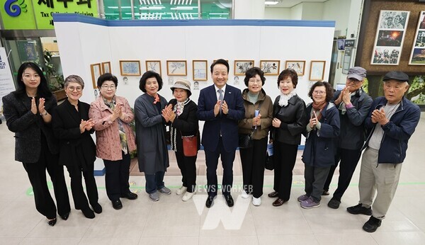 광주시 동구(청장 임택)는 푸른길공원을 거닐며 보통의 시선이 아닌 창작자의 시선으로 바라본 주민들의 드로잉 작품 전시회 ‘푸른 연필을 보았니?’를 개최한다