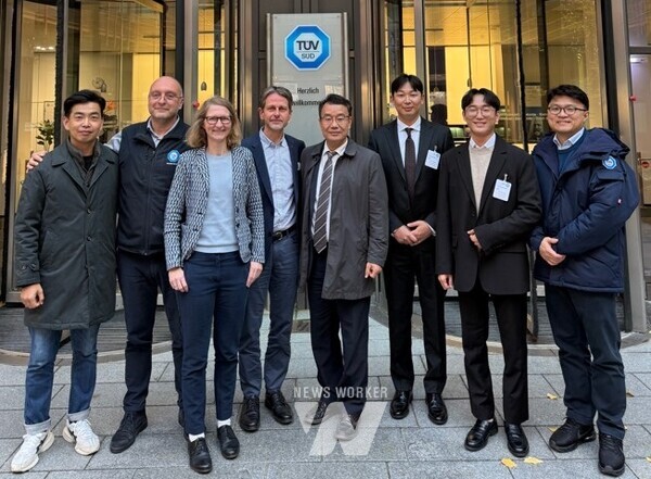 4일(월, 독일) TÜV SÜD본사(뮌헨)에서 김종호 한국에너지공단 지역에너지실장(우측에서 네 번째)과 행사 참석자들이 'KEA-TÜV SÜD 검사제도 기술교류회‘를 마치고 기념촬영을 하고 있다.
