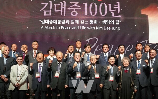 ‘김대중 100년 평화페스티벌’ 행사가 5일 영암 호텔현대 바이라한 목포에서 열린 가운데 김영록 전라남도지사가 참석자들과 기념촬영을 하고 있다