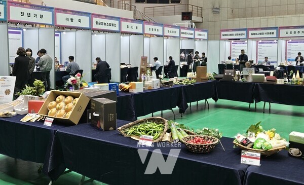 전라남도국제농업박람회는 전남창조경제혁신센터와 함께 5일 나주 실내체육관에서 지역 특화 우수농식품 품평·수출상담회를 열어 600만 달러 수출협약 성과를 내는 등 농식품 업체에 해외판로 확대 기회를 제공했다.