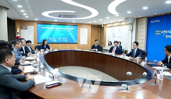 김영록 전라남도지사가 5일 도청 정약용실에서 열린 ‘전남 글로벌 으뜸 기업 실리콘밸리 서밋 발대식’에서 격려사를 하고 있다.