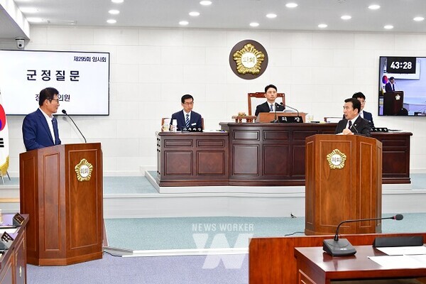 정철희 의원이 5일 실시된 임시회에서 군정질문을 하고 있다- 오른쪽 정철희 의원