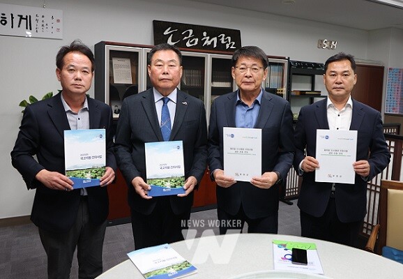 국회를 방문하여 사업 설명 후 진행된 기념촬영(왼쪽부터 임현수 군의원, 김산 군수, 서삼석 국회의원, 이호성 군의장)