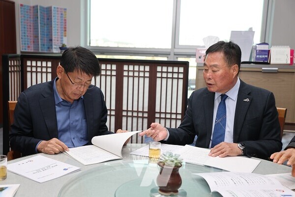 국회를 방문하여 서삼석 국회의원에게 사업 설명을 하고 있는 김산 군수