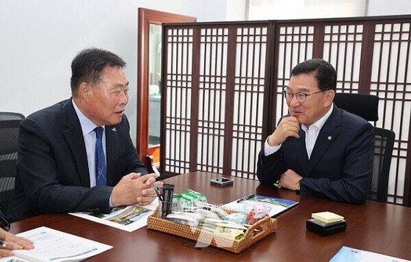 국회를 방문하여 신정훈 행안위 위원장에게 사업 설명을 하고 있는 김산 군수