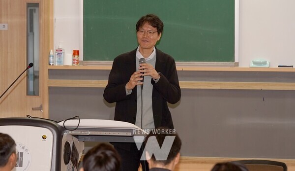 GIST 기계로봇공학부가 학사과정 재학생의 진로 선택에 도움을 주기 위해 ‘기계로봇공학 분야 진로탐색 세미나’를 개최하고 참석자들이 기념촬영을 하고 있다. GIST 기계로봇공학부 이재욱 학부장이 ‘기계로봇공학 분야 진로탐색 세미나’에서 인사말을 하고 있다.