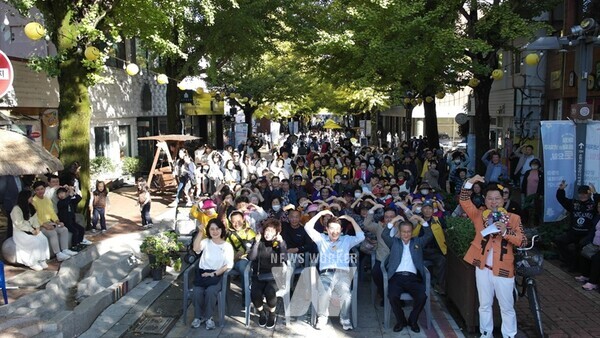 전남 순천시 향동행정복지센터는 지난 2일 문화의거리에서 2024년 주민참여예산 사업의 일환인 ‘제10회 향동 은행나무 아래로 축제’를 성공적으로 마무리했다