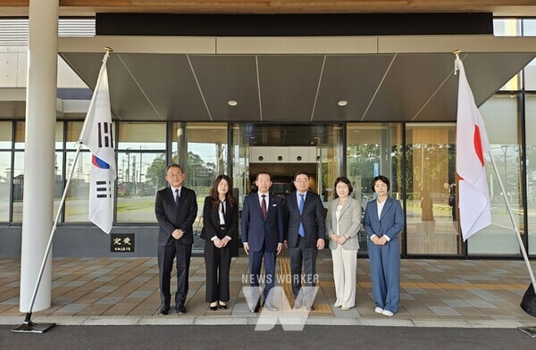 전남 영암군 방문단이 지난 4일 일본 간자키시청에서 우호교류 협력 회의를 가졌다. 