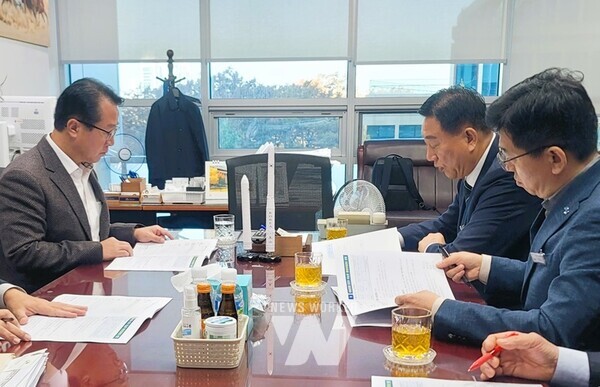 김한종 장성군수(우)가 6일 국회를 방문해 현안사업 예산 확보에 나섰다. 좌측은 문금주 의원