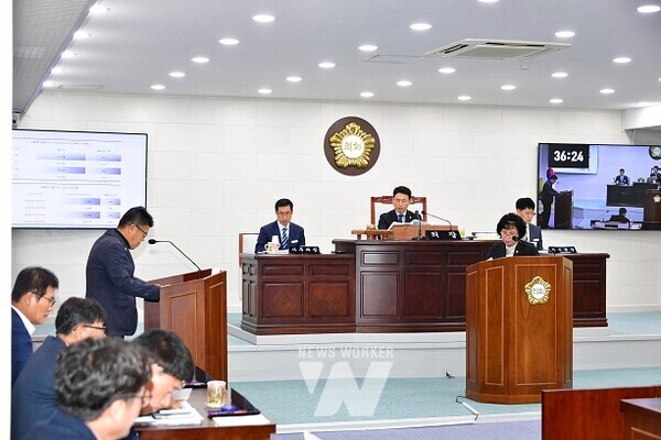 함평군의회 윤앵랑 의원이 제295회 임시회에서 군정질문을 하고 있다