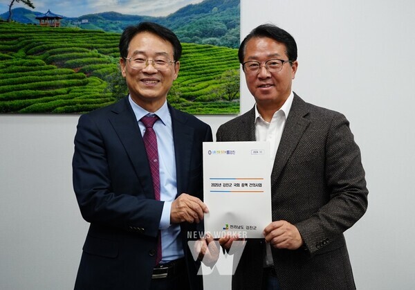 강진원 강진군수가 지난 6일 문금주 국회의원을 만난 자리에서 2025년 정부예산 국회 증액사업 반영을 건의했다.