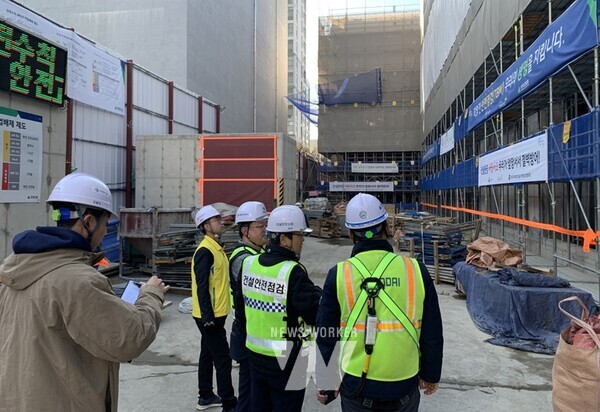 광주광역시(시장 강기정)는 겨울철 건설현장 안전사고를 예방하기 위해 오는 11일부터 12월6일까지 4주 간 지역 건설공사장 67곳을 대상으로 민관 합동 안전점검을 실시한다.