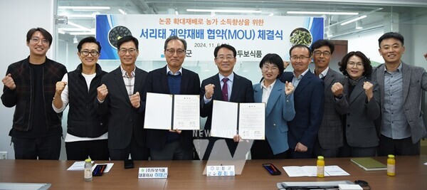 강진원 강진군수와 허태곤 ㈜두보식품 대표이사 등 업무협약 참석자들이 기념사진을 찍고 있다.