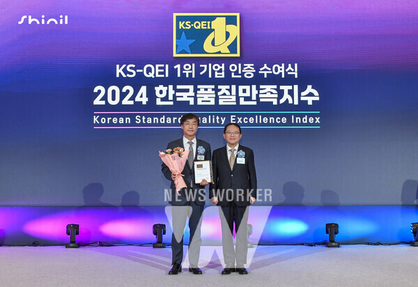 2024 한국품질만족지수 인증 수여식에서 신일 정윤석 대표이사(왼쪽)가 한국표준협회 강명수 회장(오른쪽)으로부터 상패를 수여받고 있다. (출처:신일전자)
