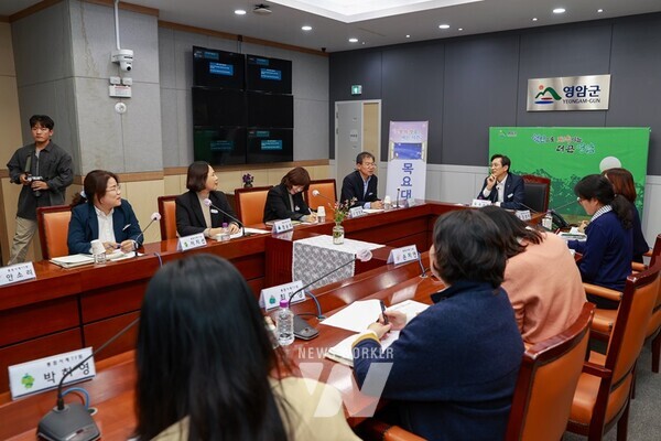 우승희 영암군수가 지난 5일 군청에서 통합사례관리사들과 42번째 ‘소통을 여는 시간, 목요대화’를 열었다.   