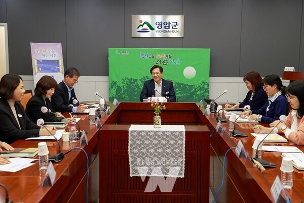 우승희 영암군수가 지난 5일 군청에서 통합사례관리사들과 42번째 ‘소통을 여는 시간, 목요대화’를 열었다.   