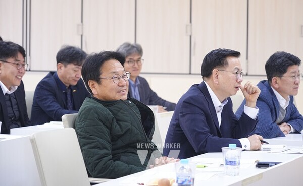 강기정 광주시장이 7일 오전 시청 중회의실에서 열린 제9회 정책포럼에 참석해 김정후 런던시티대학 도시건축정책연구소장의 ‘21세기 유럽의 지속 가능한 글로컬 도시’ 강의를 듣고 있다./광주광역시 제공