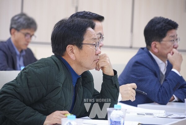 강기정 광주시장이 7일 오전 시청 중회의실에서 열린 제9회 정책포럼에 참석해 김정후 런던시티대학 도시건축정책연구소장의 ‘21세기 유럽의 지속 가능한 글로컬 도시’ 강의를 듣고 있다./광주광역시 제공