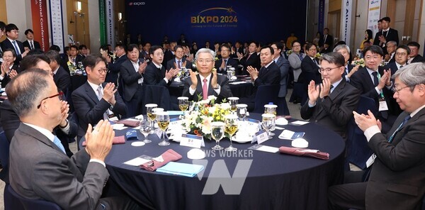 발족식에 참석한 한전 김동철 사장(가운데)