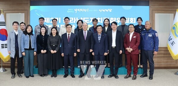 전라남도자치경찰위원회는 도민의 다양한 의견을 청취, 도민 중심의 치안서비스를 하기 위해 제2기 정책자문단을 구성, 7일 위촉식과 첫 회의를 열었다