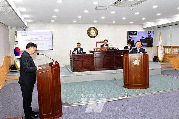 함평군의회 정현웅 의원이 제295회 임시회에서 군정질문을 하고 있다