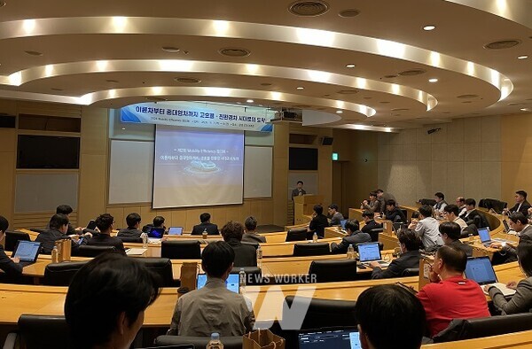 7일『제2회 Mobility Efficiency 협의회(문경 STX 리조트)』에서 김성완 한국에너지공단 수요관리이사가 인사말을 하고 있다