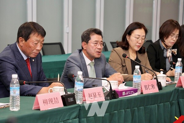 정인화 시장이 ‘화웨이’ 등 글로벌 기업 찾아 경제분야 협력과 관련해 입장을 설명하고 있다.